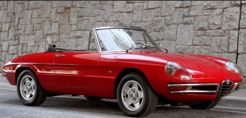 Alfa Romeo Spider. Ảnh: Hotcars. Alfa Romeo Spider. Ảnh: Hotcars.