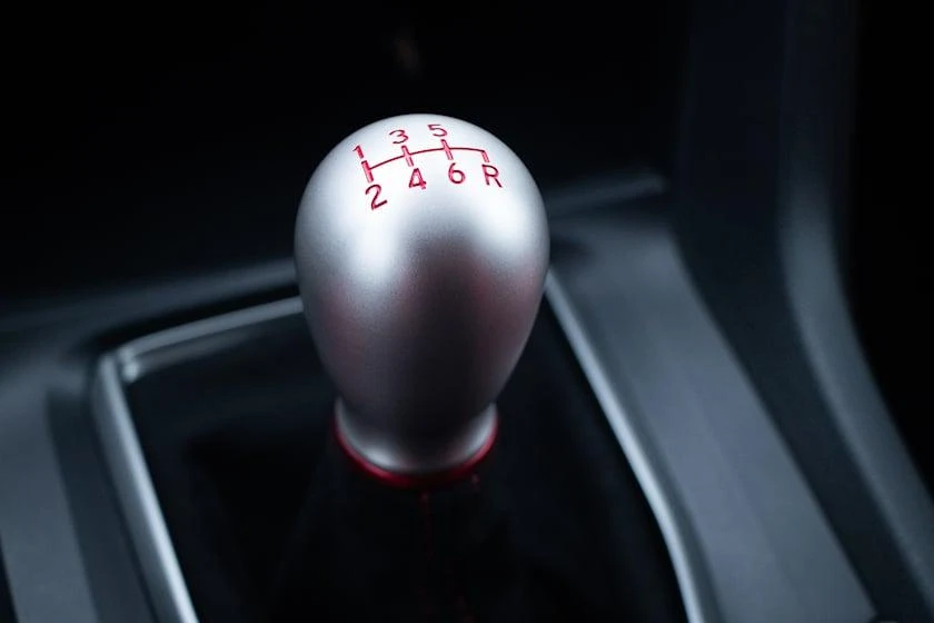 Độ cần số ngắn. Ảnh: Carbuzz. Độ cần số ngắn. Ảnh: Carbuzz.