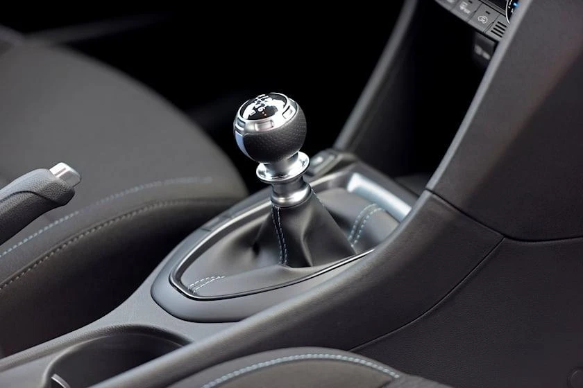 Độ cần số ngắn. Ảnh: Carbuzz. Độ cần số ngắn. Ảnh: Carbuzz.