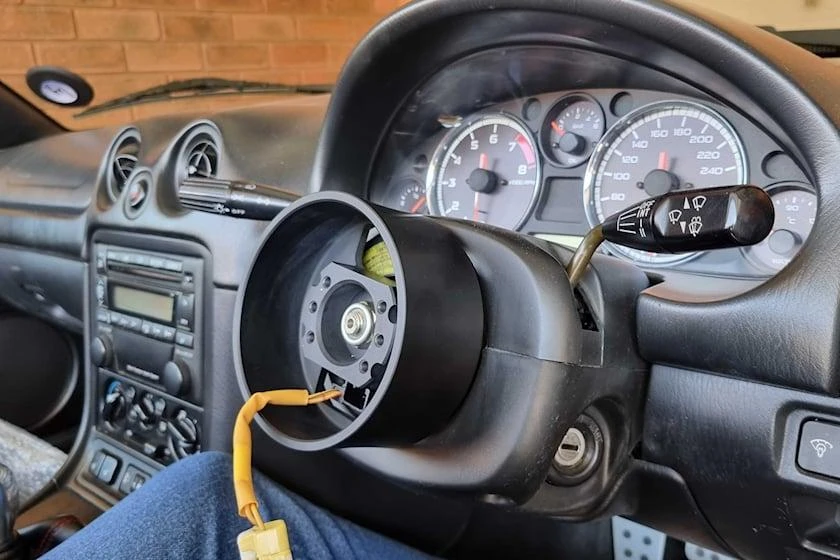 Độ khoảng cách vô lăng. Ảnh: Carbuzz. Độ khoảng cách vô lăng. Ảnh: Carbuzz.
