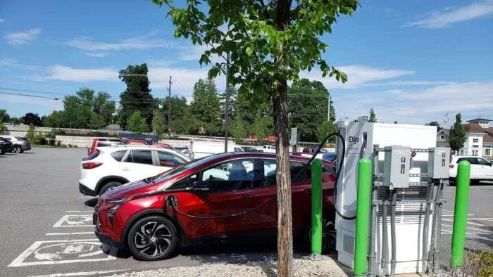 Xe điện có phanh tái tạo và rất có lợi cho việc lái xe trong thành phố. Ảnh: Motorbiscuit.