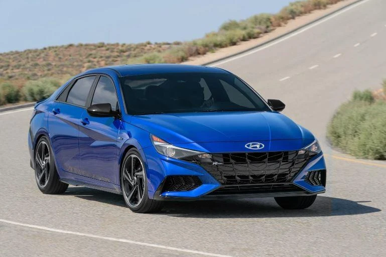 Hyundai Elantra SE 2022 có giá khoảng 20.875 đô la. Ảnh: Motorbiscuit. Hyundai Elantra SE 2022 có giá khoảng 20.875 đô la. Ảnh: Motorbiscuit.