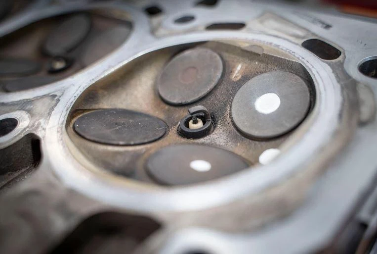 Thay bugi sớm trước mốc 100.000 dặm. Ảnh: Motorbiscui.