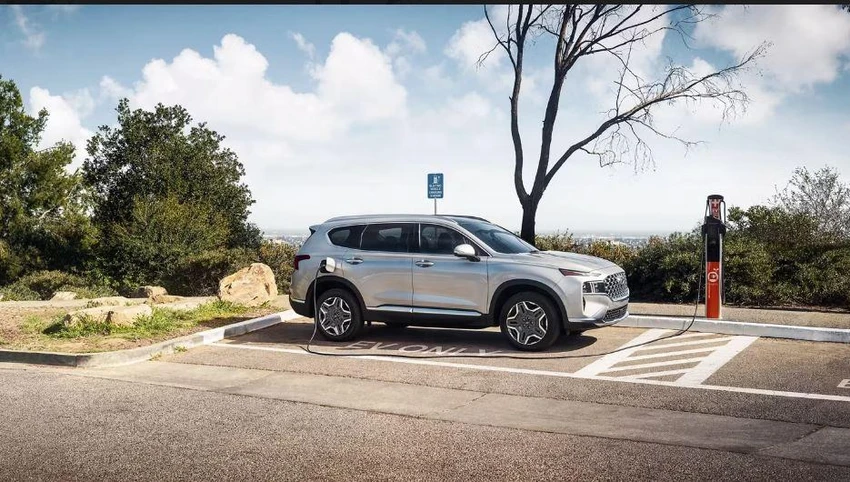 Hyundai Santa Fe Plug-In Hybrid. Ảnh: Hotcars. Hyundai Santa Fe Plug-In Hybrid. Ảnh: Hotcars.