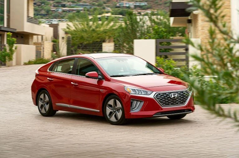 Toyota Prius năm 2022. Ảnh: Motorbiscuit. Toyota Prius năm 2022. Ảnh: Motorbiscuit.