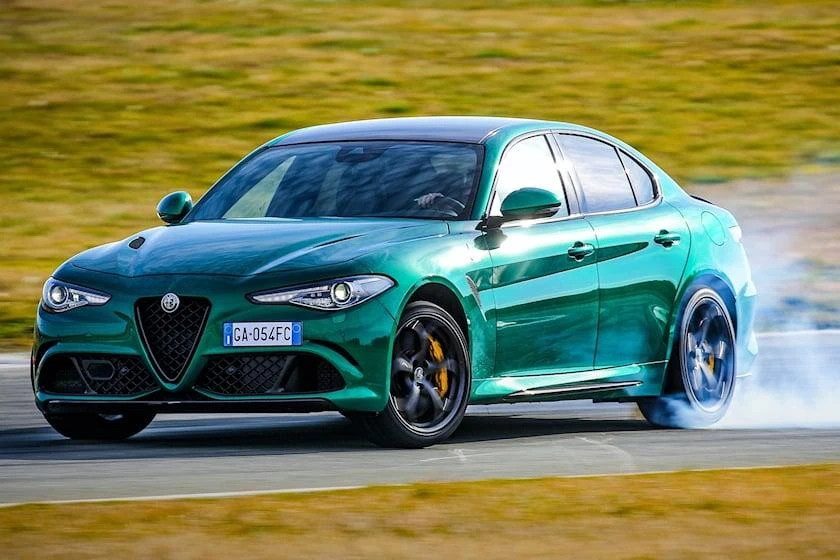 Alfa Romeo Giulia. Ảnh: Carbuzz.