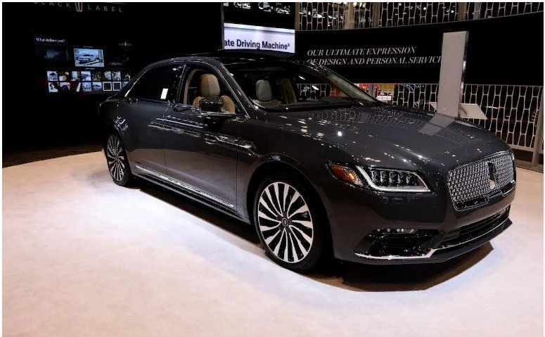 Lincoln Continental 2018 được trưng bày tại Triển lãm ô tô Chicago lần thứ 110 hàng năm. Ảnh: Motorbiscuit. Lincoln Continental 2018 được trưng bày tại Triển lãm ô tô Chicago lần thứ 110 hàng năm. Ảnh: Motorbiscuit.