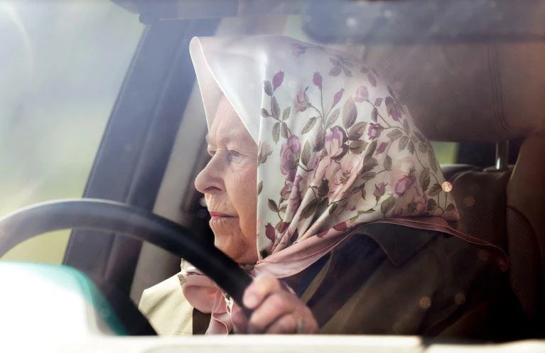 Nữ hoàng Elizabeth II lái Range Rover. Ảnh: Motorbiscuit. Nữ hoàng Elizabeth II lái Range Rover. Ảnh: Motorbiscuit.