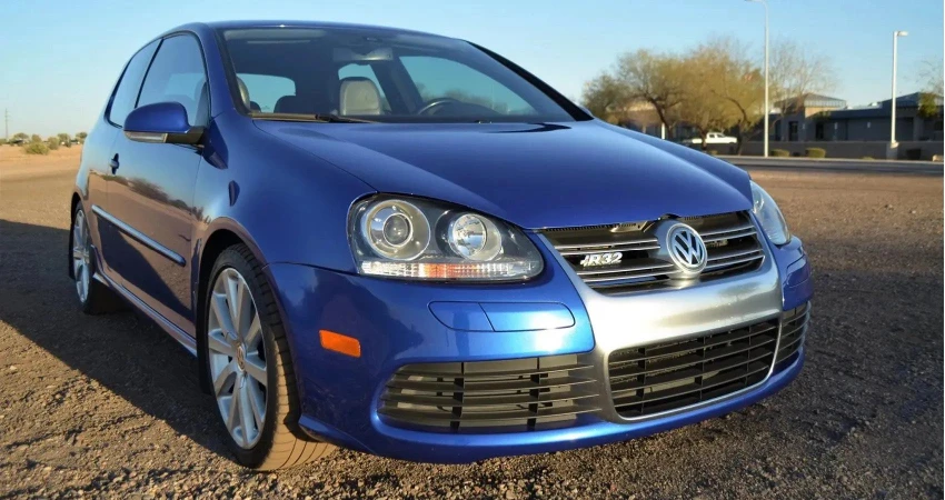Volkswagen Golf R32. Ảnh: Hotcars.