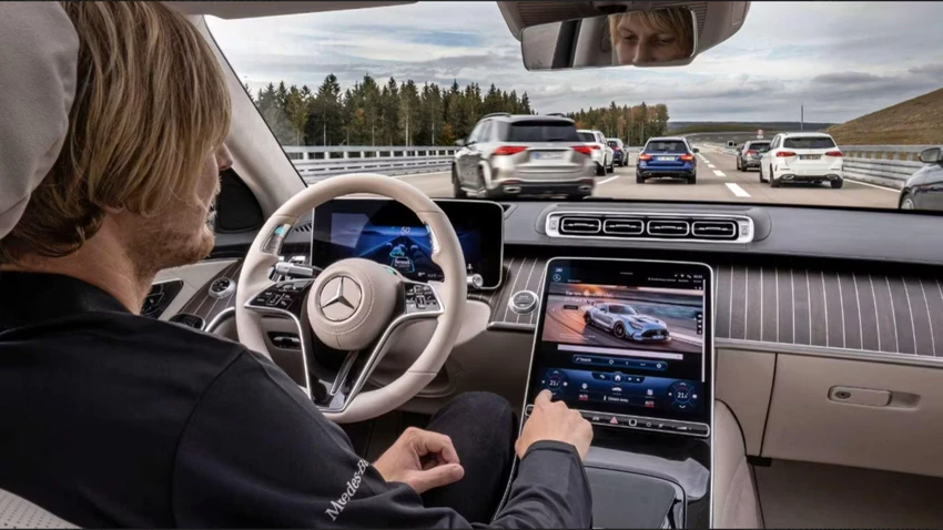 Chế độ lái xe bán tự động. Ảnh: Hotcars. Chế độ lái xe bán tự động. Ảnh: Hotcars.