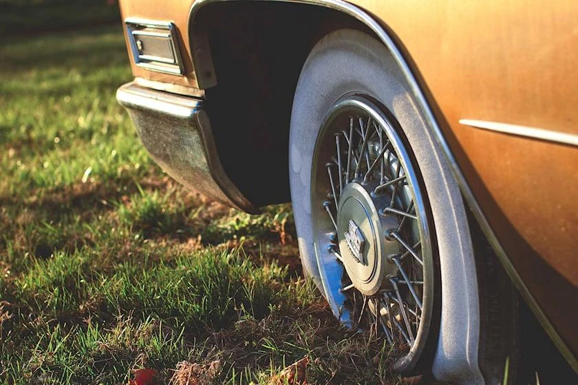 Cách kiểm tra áp suất lốp mà không cần đồng hồ đo. Ảnh: Carbuzz.