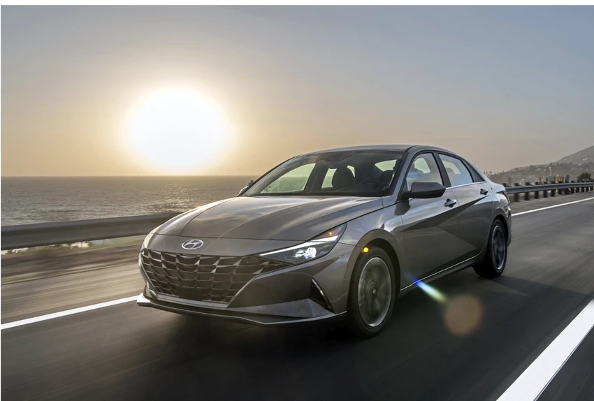 Hyundai Elantra Hybrid Blue. Ảnh: Motorbiscuit. Hyundai Elantra Hybrid Blue. Ảnh: Motorbiscuit.