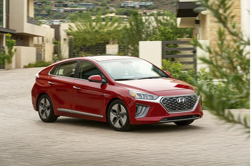 Hyundai Ioniq Hybrid Blue. Ảnh: Motorbiscuit. Hyundai Ioniq Hybrid Blue. Ảnh: Motorbiscuit.