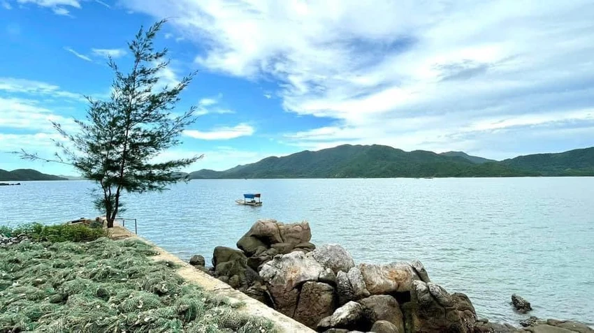 Quan Lạn là một hòn đảo ngoài khơi thuộc tỉnh Quảng Ninh. Quan Lạn là một hòn đảo ngoài khơi thuộc tỉnh Quảng Ninh.