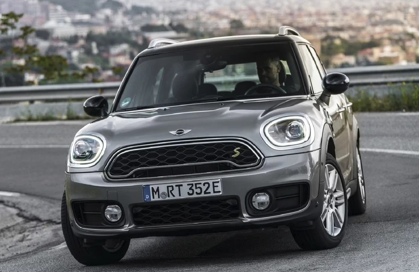 Mini Countryman (có giá 41.500 USD). Ảnh: Hotcars. Mini Countryman (có giá 41.500 USD). Ảnh: Hotcars.