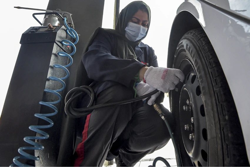 Kiểm tra áp suất lốp. Ảnh: Motorbiscuit. Kiểm tra áp suất lốp. Ảnh: Motorbiscuit.