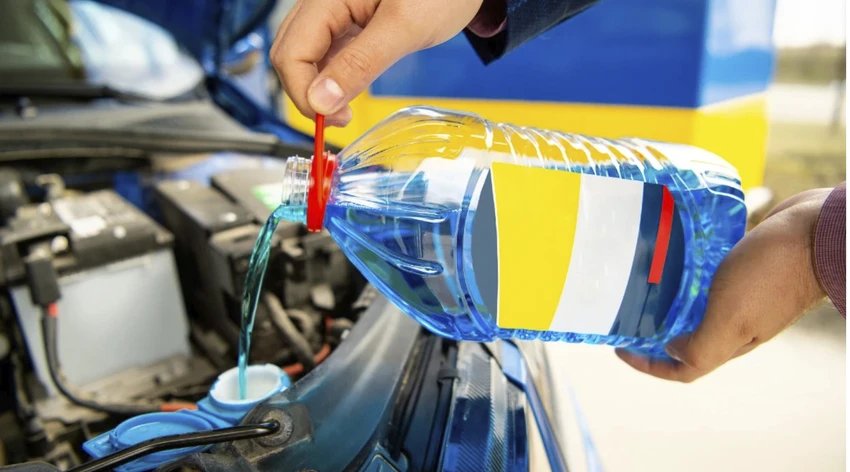Bạn nên biết cách bổ sung chất lỏng cần gạt nước cho ô tô của mình. Ảnh: Motorbiscuit. Bạn nên biết cách bổ sung chất lỏng cần gạt nước cho ô tô của mình. Ảnh: Motorbiscuit.
