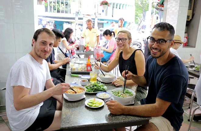 Những du khách nước ngoài trên khắp thế giới không chỉ yêu thích những món ăn trong các nhà hàng sang trọng mà còn mê mẩn những món ngon dân dã hè phố. Ảnh: Internet. Những du khách nước ngoài trên khắp thế giới không chỉ yêu thích những món ăn trong các nhà hàng sang trọng mà còn mê mẩn những món ngon dân dã hè phố. Ảnh: Internet.