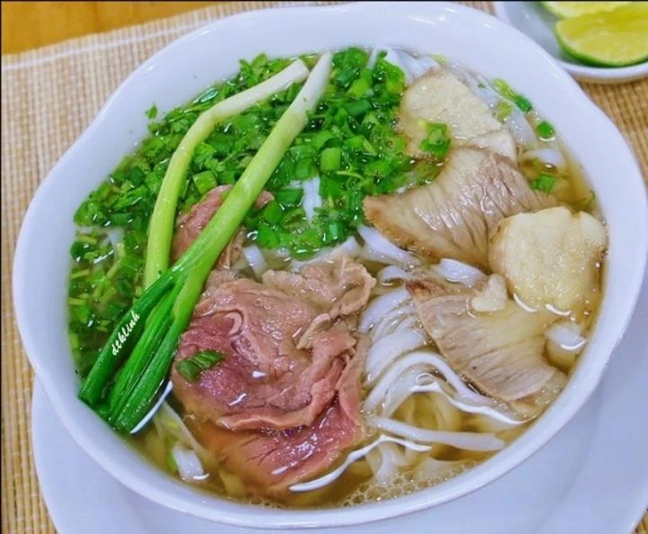 Món phở được ăn cùng với rau thơm, thịt gà hoặc thịt bò. Ảnh: Internet. Món phở được ăn cùng với rau thơm, thịt gà hoặc thịt bò. Ảnh: Internet.