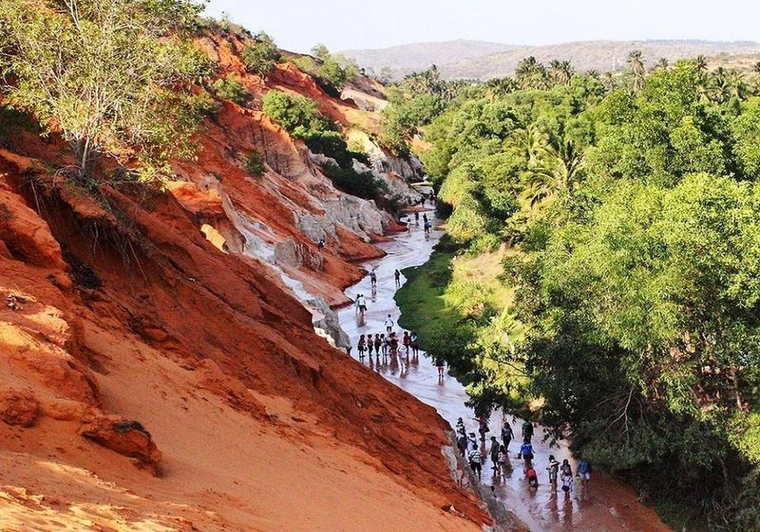Suối Tiên, một khe nước màu đỏ mềm mại được tạo nên từ các thành đá xung quanh nó. Ảnh: Intenet. Suối Tiên, một khe nước màu đỏ mềm mại được tạo nên từ các thành đá xung quanh nó. Ảnh: Intenet.