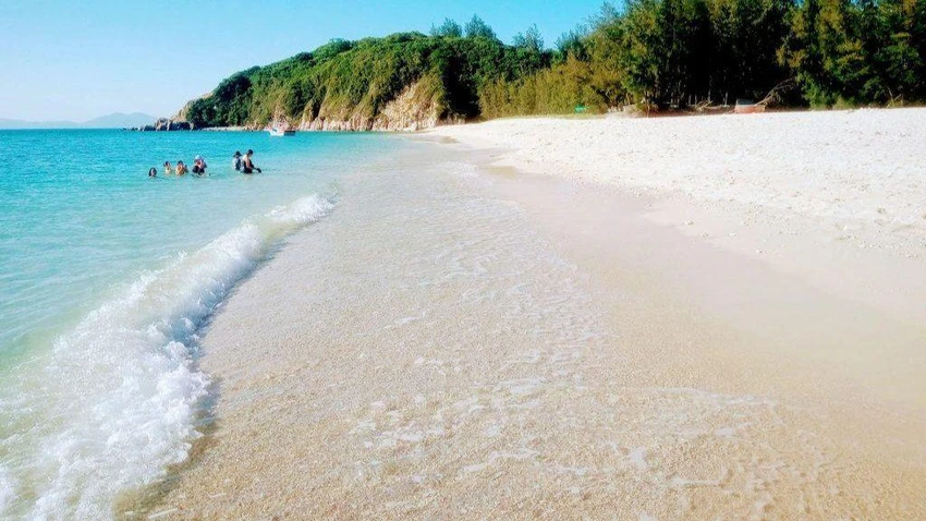 Bãi biển nơi đây là dải cát trắng mịn, nước biển trong xanh và du khách có thể đắm mình trong làn nước để thư giãn. Ảnh: Internet. Bãi biển nơi đây là dải cát trắng mịn, nước biển trong xanh và du khách có thể đắm mình trong làn nước để thư giãn. Ảnh: Internet.