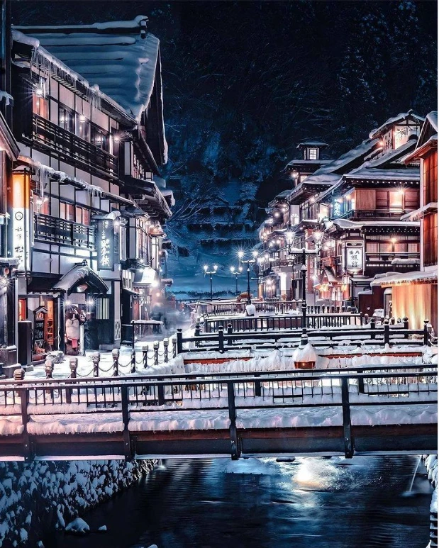 Suối nước Ginzan Onsen. Ảnh: Thetravel.