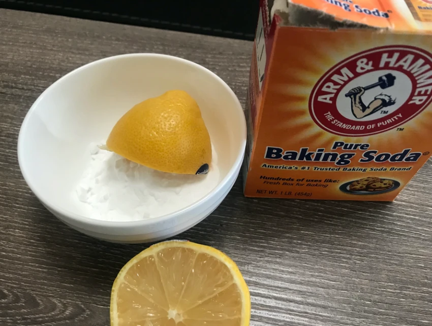 Sử dụng Baking Soda. Ảnh: Motorbiscuit. Sử dụng Baking Soda. Ảnh: Motorbiscuit.