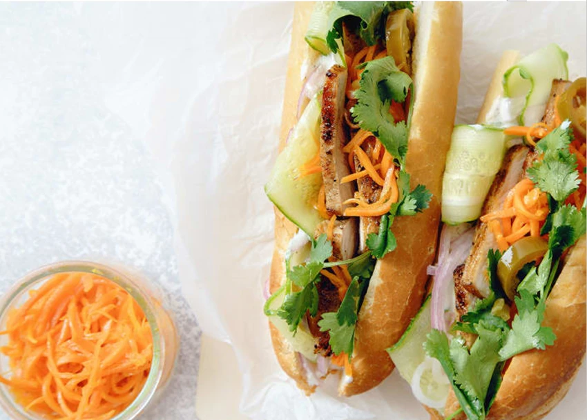 Bánh mì được kẹp với thịt và một số loại rau. Ảnh: CNN.