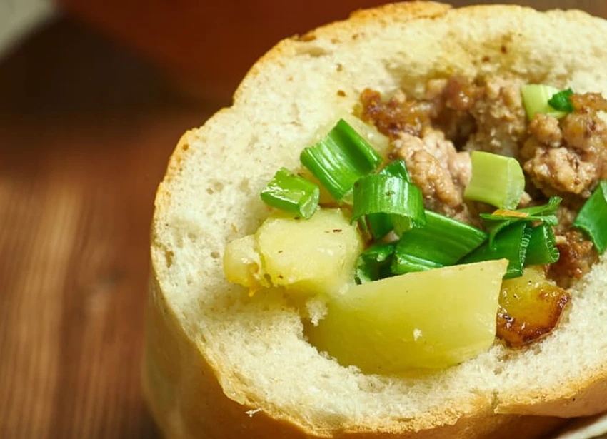 Bánh mì kẹp thịt nướng, khoai tây và hành. Ảnh: CNN.