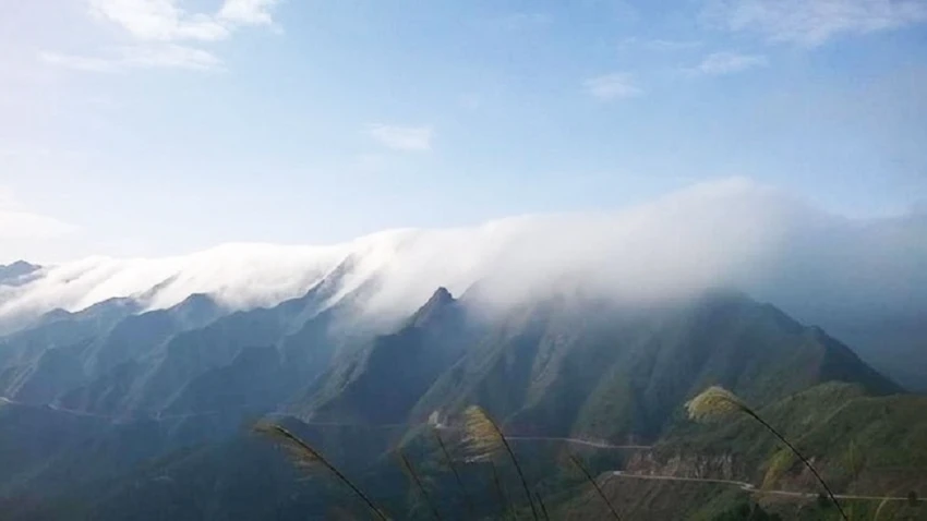 Săn mây trên đỉnh núi Cao Xiêm. Săn mây trên đỉnh núi Cao Xiêm.