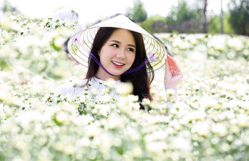 Nụ cười rạng rỡ bên các họa mi. Nụ cười rạng rỡ bên các họa mi.