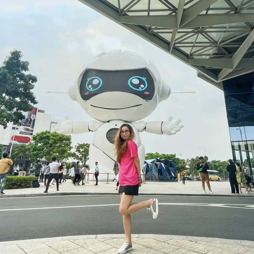 Hình ảnh chú robot siêu khổng lồ đã thu hút nhiều người kéo tới chiêm ngưỡng. Ảnh: Địa điểm chụp hình Sài Gòn.