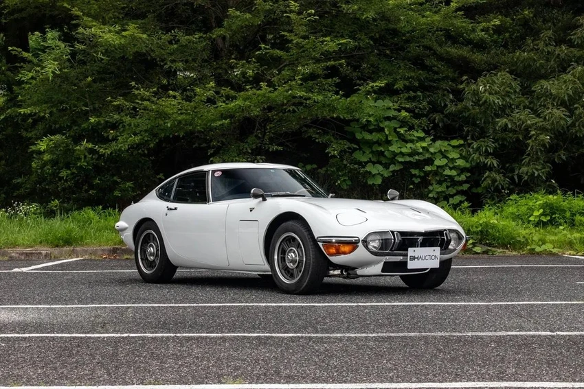 Toyota 2000GT là chiếc xe đắt nhất. Ảnh: Hotcars.