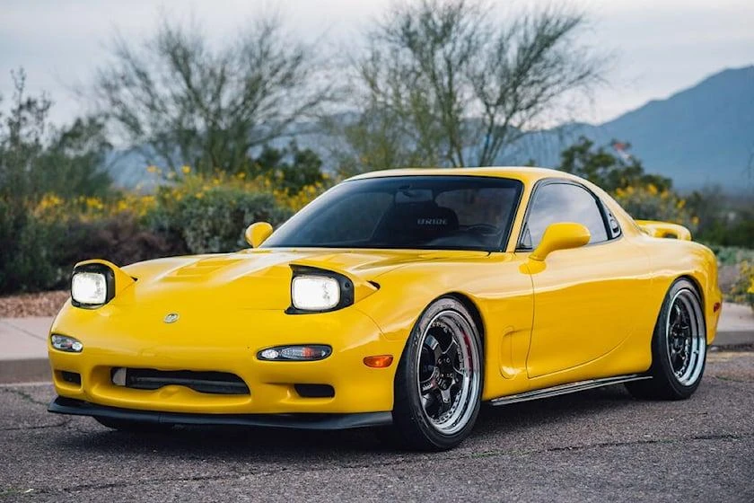 RX-7 là thế hệ đầu tiên ra mắt năm 1978. Ảnh: Carbuzz. RX-7 là thế hệ đầu tiên ra mắt năm 1978. Ảnh: Carbuzz.