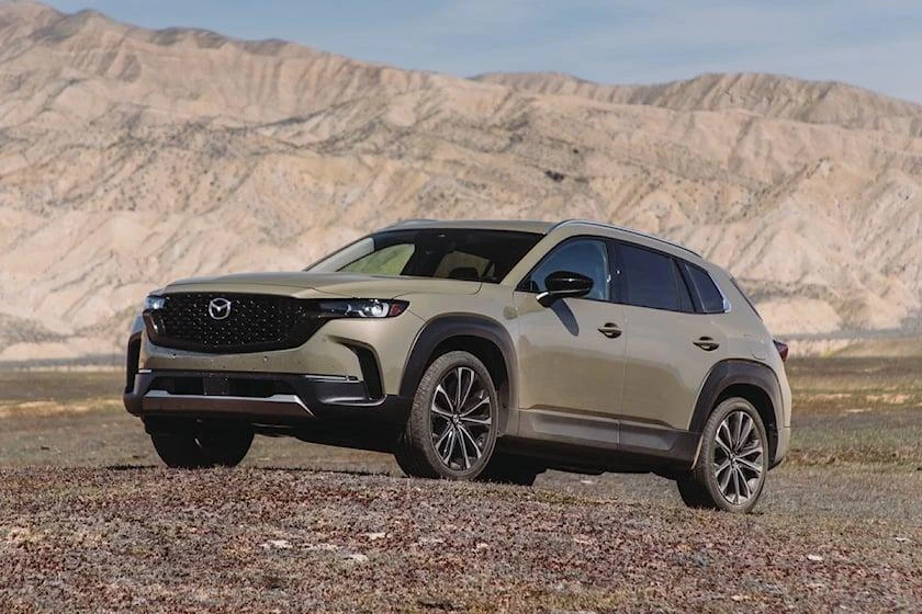 Mazda CX-50 là một chiếc xe cỡ lớn. Ảnh: Carbuzz. Mazda CX-50 là một chiếc xe cỡ lớn. Ảnh: Carbuzz.