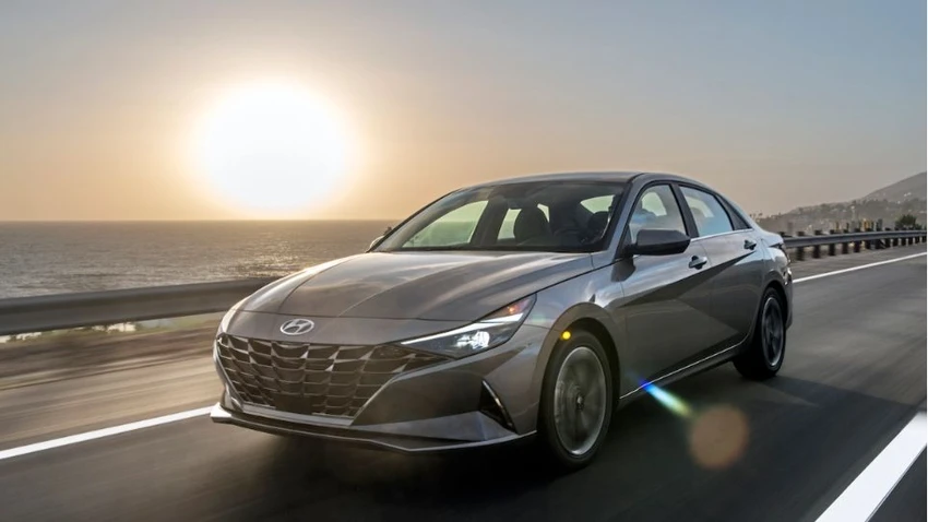 Hyundai Elantra Hybrid 2022 là một chiếc sedan có động cơ 4 xi-lanh. Ảnh: Motorbiscuit. Hyundai Elantra Hybrid 2022 là một chiếc sedan có động cơ 4 xi-lanh. Ảnh: Motorbiscuit.