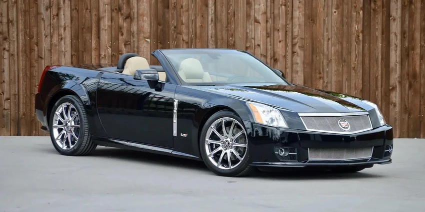 Cadillac XLR được ra mắt năm 2000 với kiểu dáng sắc nét và bắt mắt. Ảnh: Hotcars. Cadillac XLR được ra mắt năm 2000 với kiểu dáng sắc nét và bắt mắt. Ảnh: Hotcars.
