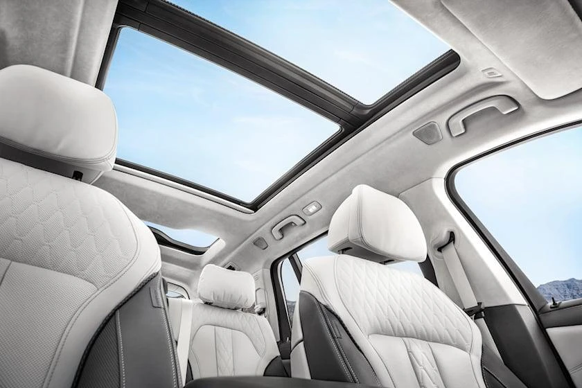 Pin năng lượng có thể được gắn trên cửa sổ trời. Ảnh: Carbuzz. Pin năng lượng có thể được gắn trên cửa sổ trời. Ảnh: Carbuzz.