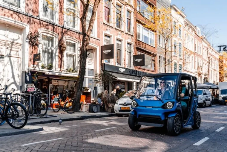 Squad Mobility xe năng lượng mặt trời chạy trong thành phố. Ảnh: Motorbiscuit. Squad Mobility xe năng lượng mặt trời chạy trong thành phố. Ảnh: Motorbiscuit.