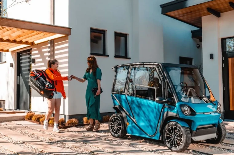 Squad Mobility xe năng lượng mặt trời chạy trong thành phố. Ảnh: Motorbiscuit. Squad Mobility xe năng lượng mặt trời chạy trong thành phố. Ảnh: Motorbiscuit.