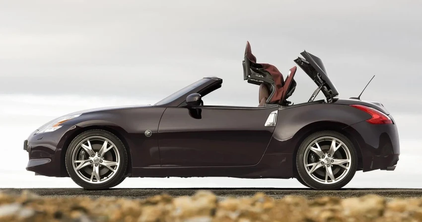 Nissan 370Z có thiết kế và tính năng đi trước thời đại. Ảnh: Hotcars.