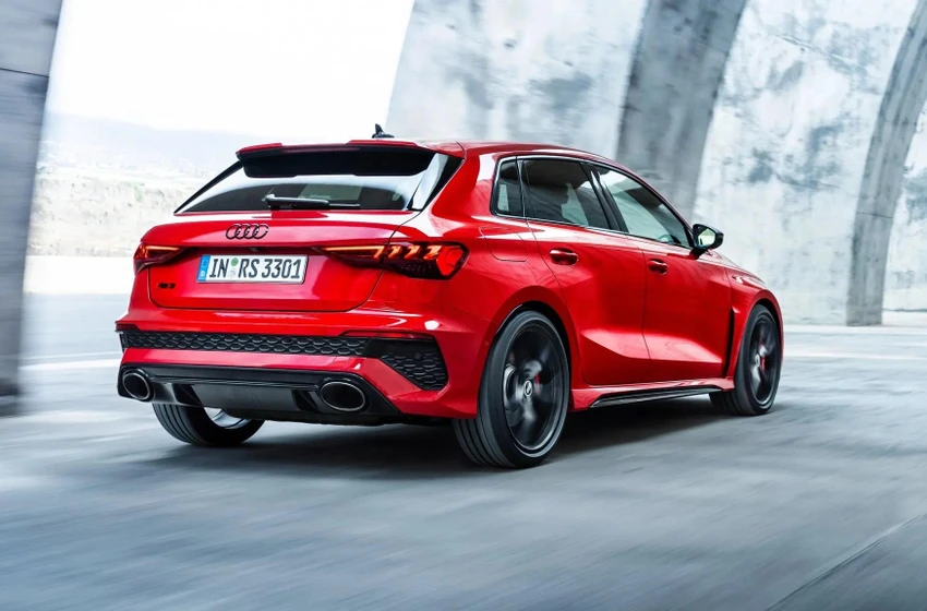 Audi RS3 đạt vận tốc từ 0- 62 dặm/giờ (100 km/h) chỉ trong 3,8 giây. Ảnh: Hotcars. Audi RS3 đạt vận tốc từ 0- 62 dặm/giờ (100 km/h) chỉ trong 3,8 giây. Ảnh: Hotcars.