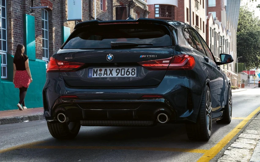 BMW M135i xDrive có thiết kế vẻ ngoài táo bạo và động lực lái sắc nét hơn. Ảnh: Hotcars. BMW M135i xDrive có thiết kế vẻ ngoài táo bạo và động lực lái sắc nét hơn. Ảnh: Hotcars.