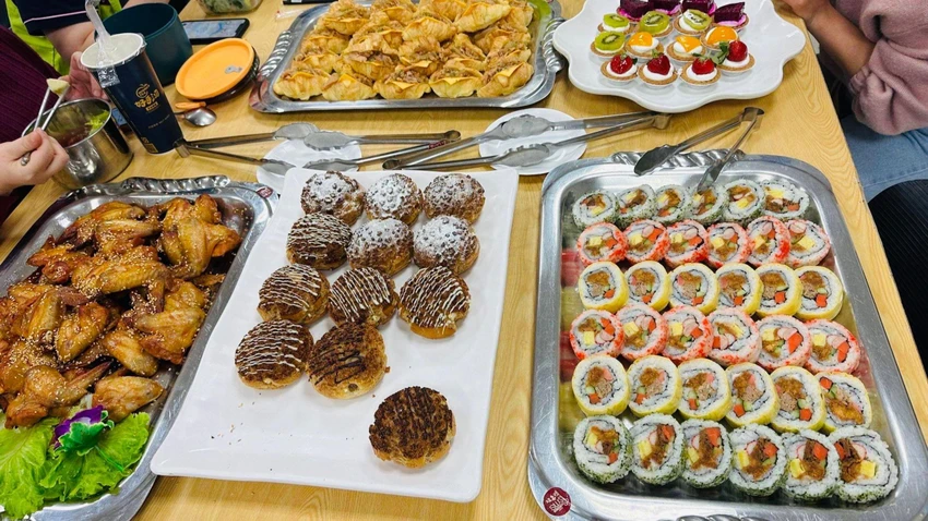 Có một số yếu tố góp phần gây đầy hơi như ăn quá nhanh, thực phẩm chứa nhiều carbohydrate. Ảnh: PHƯƠNG LÊ. Có một số yếu tố góp phần gây đầy hơi như ăn quá nhanh, thực phẩm chứa nhiều carbohydrate. Ảnh: PHƯƠNG LÊ.