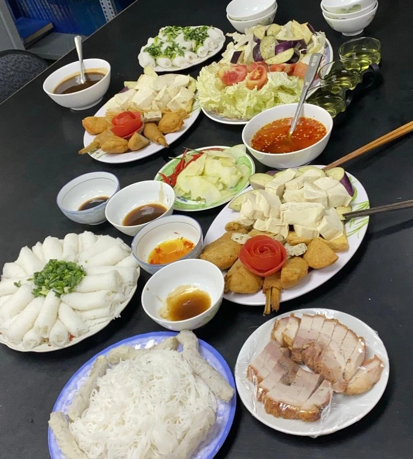 Thứ tự các bữa ăn hợp lý có thể ngăn ngừa lượng đường trong máu tăng đột biến ở bệnh nhân tiểu đường. Ảnh: PHƯƠNG LÊ.