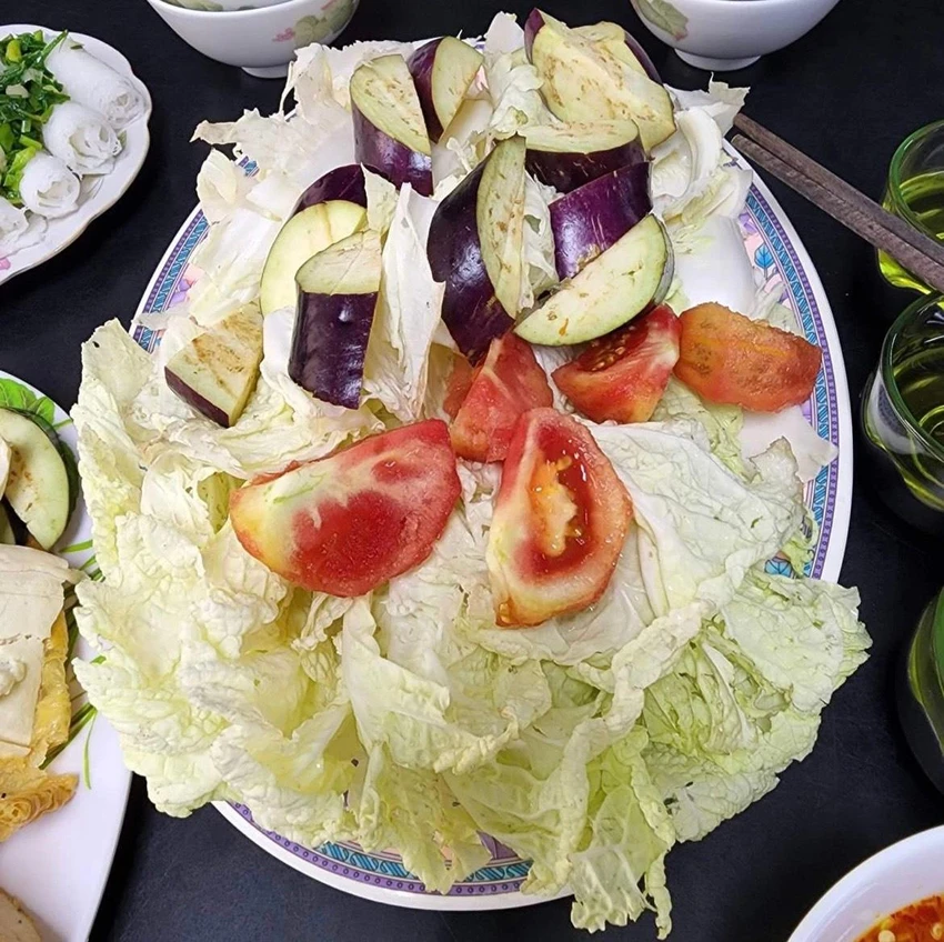 Người bị tiểu đường có thể có bắt đầu bữa ăn bằng ăn rau, tiếp theo là protein và carbohydrate sẽ giảm được lượng đường tăng đột biến trong. Ảnh: PHƯƠNG LÊ.