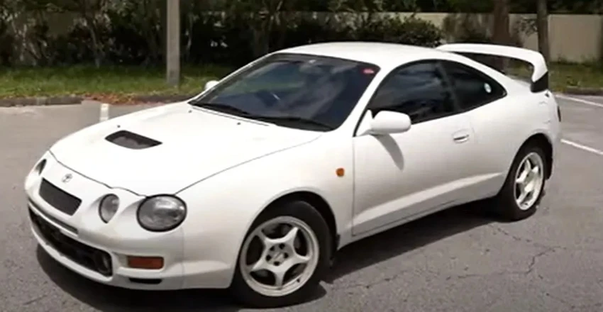 Toyota Celica GT-Four có động cơ bốn xi-lanh. Ảnh: Hotcars. Toyota Celica GT-Four có động cơ bốn xi-lanh. Ảnh: Hotcars.