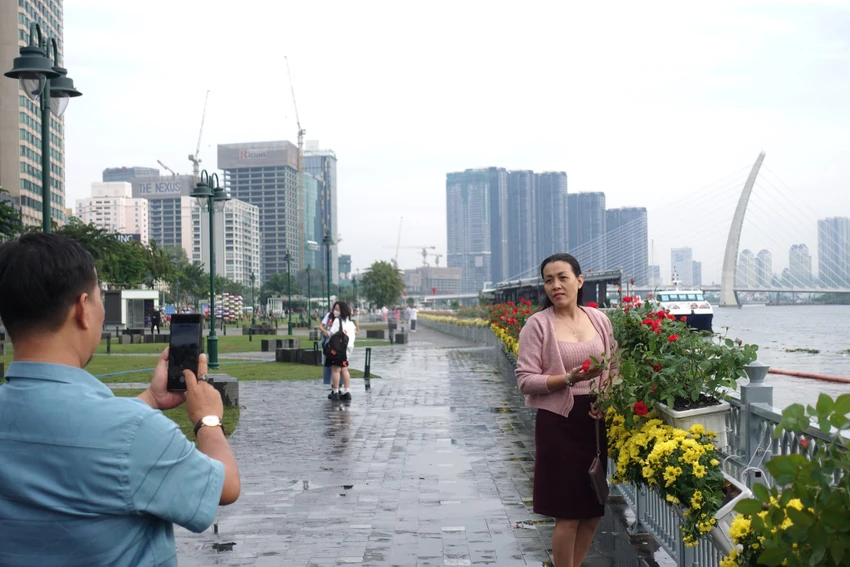 Ngày đầu năm, tại một số địa điểm vui chơi, Công viên bến Bạch Đằng, phố đi bộ,.. đã thu hút người dân không kể già, trẻ đến vui chơi, "sống ảo", ghi lại khoảnh khắc đẹp trong ngày đầu xuân. Ảnh: PHƯƠNG LÊ. Ngày đầu năm, tại một số địa điểm vui chơi, Công viên bến Bạch Đằng, phố đi bộ,.. đã thu hút người dân không kể già, trẻ đến vui chơi, "sống ảo", ghi lại khoảnh khắc đẹp trong ngày đầu xuân. Ảnh: PHƯƠNG LÊ.