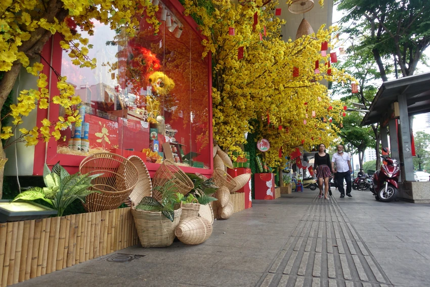 Người dân tham quan khu tiểu cảnh trong dịp đầu năm mới tại khu vực đường Nguyễn Huệ, quận 1. Ảnh: PHƯƠNG LÊ. Người dân tham quan khu tiểu cảnh trong dịp đầu năm mới tại khu vực đường Nguyễn Huệ, quận 1. Ảnh: PHƯƠNG LÊ.