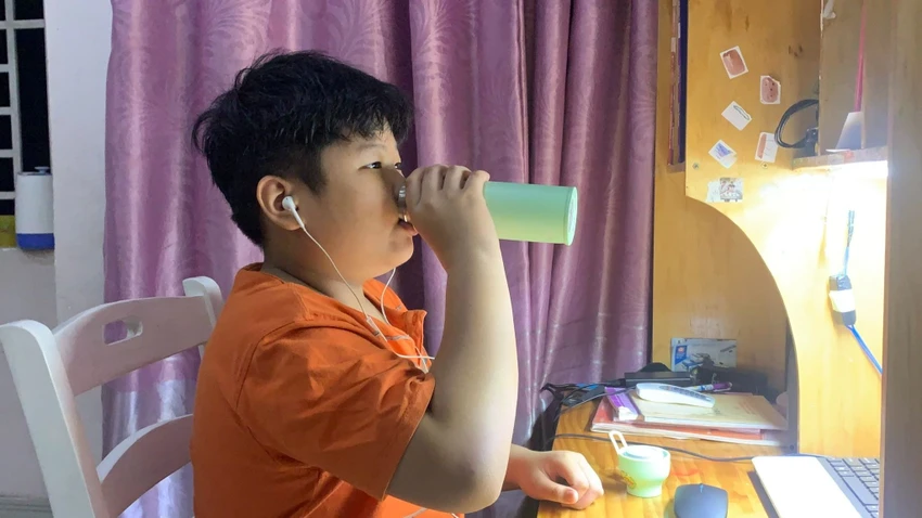 Nếu bạn ăn quá nó thì sau bữa ăn nên uống nhiều nước để làm dịu sự khó chịu ở dạ dày. Ảnh: PHƯƠNG LÊ. Nếu bạn ăn quá nó thì sau bữa ăn nên uống nhiều nước để làm dịu sự khó chịu ở dạ dày. Ảnh: PHƯƠNG LÊ.